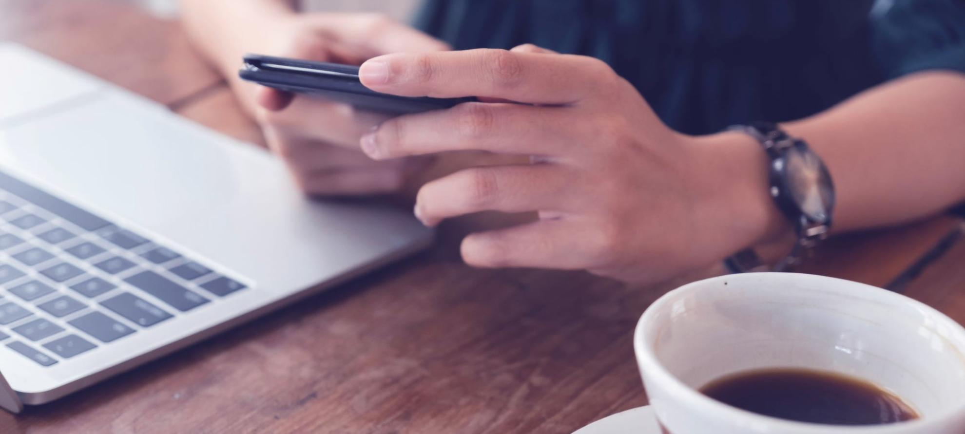 Mesa familiar con alimentos variados representando alimentación balanceada en contexto mexicano